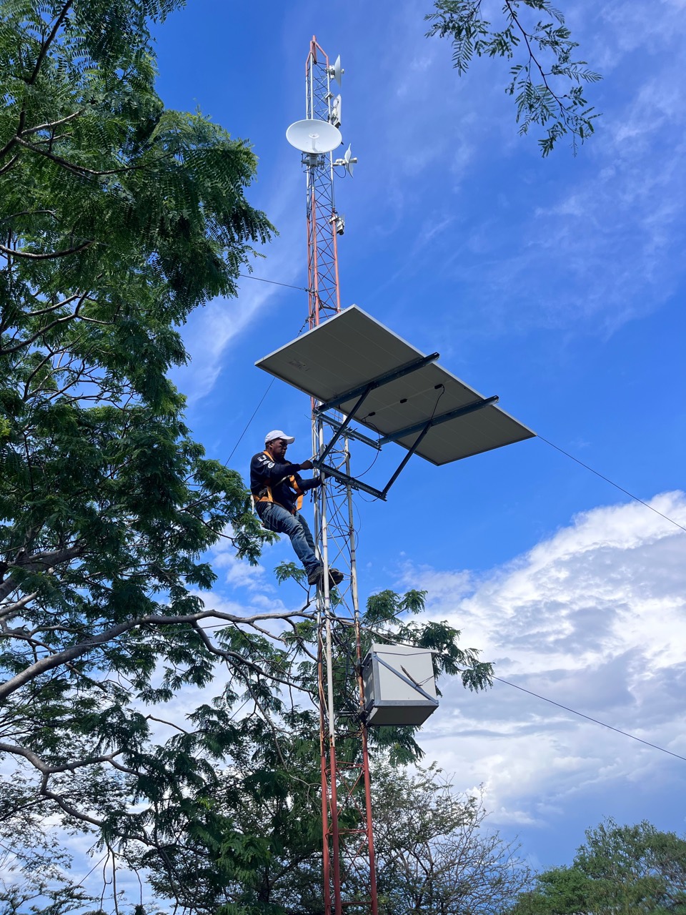 Infraestructura CONEXA con antenas y paneles solares