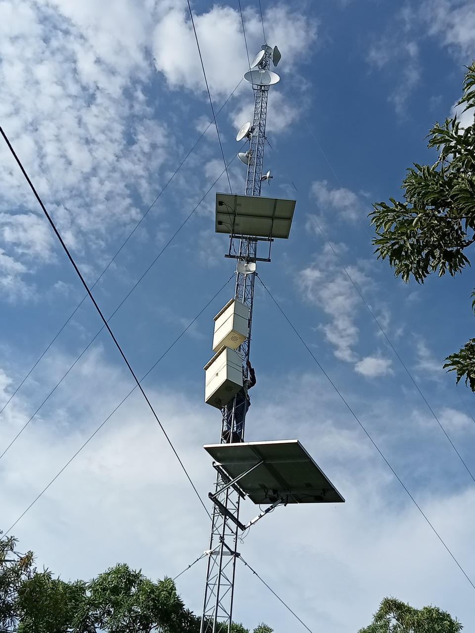 Torre y paneles solares sobre una cubierta