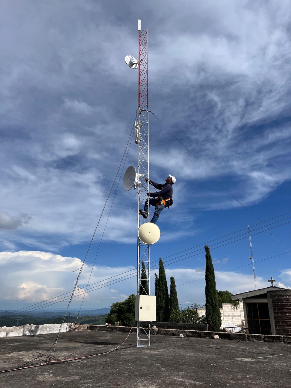 Técnico de CONEXA instalando un enlace en torre